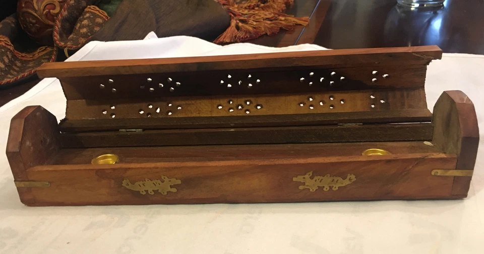 CAJA DE INCIENSO CON BISAGRAS DE MADERA TALLADA CON INCRUSTACIONES DE LATÓN MEDIADOS DE SIGLO Foto 4 de 4