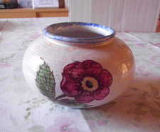 Kleinere alte Vase rund handbemalt mit Blumen Keramik glasiert innen und außen