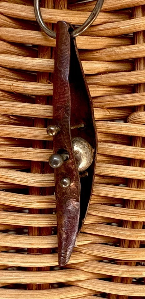 Colgante de perlas de latón de bronce brutalista alemán vintage hecho a mano en cadena de goma Foto 3 de 4