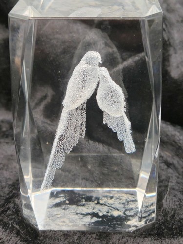 Pisapapeles de cristal grabado con láser 3D pájaros - Imagen 4 de 5
