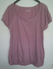 Fliederfarbiges Shirt  mit Knopf im Ausschnit...