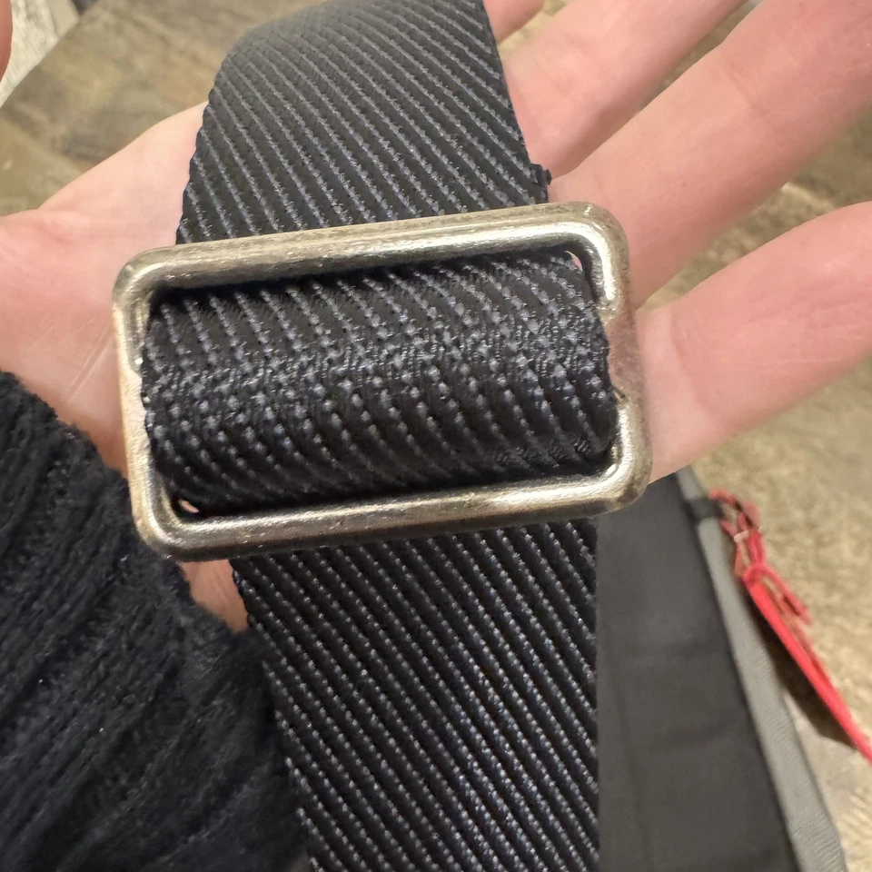 TUMI Fife Slim Sling Gris/Negro Balístico Nylon y Cuero Nuevo con Etiquetas Precio de venta sugerido por el fabricante $250 Elegante Foto 4 de 4