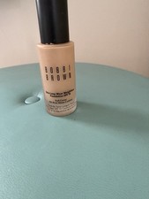 Bobbi Brown Skin Long-Wear Weightless Foundation SPF 15.