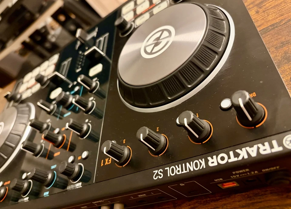 Native Instruments Traktor Kontrol S2 MK2 (neue Fader) + Flightcase/DJ-Desk - Bild 4 von 4