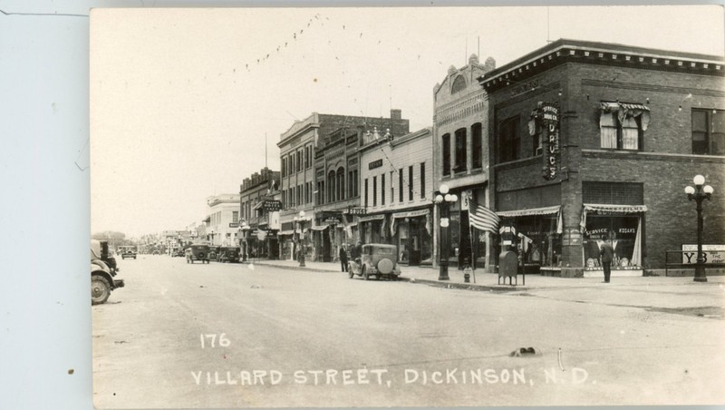 circa 1915-20 Dickinson ND photo postcard, Villard Street