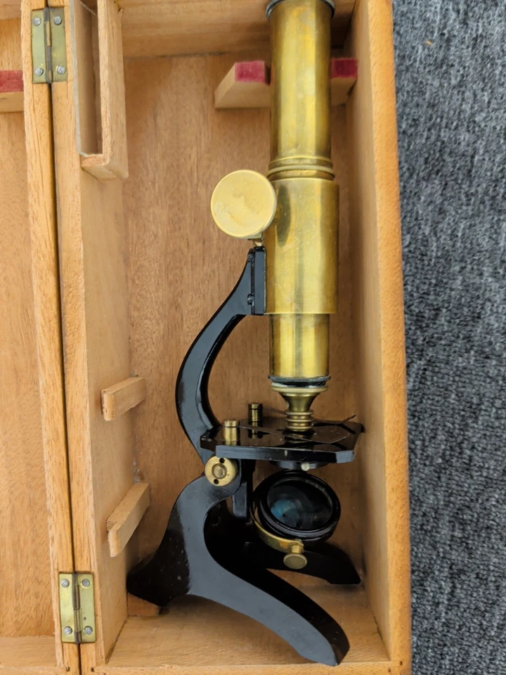 Microscopio antiguo modelo R Bausch & Lomb de latón con caja de madera más extras Foto 2 de 4