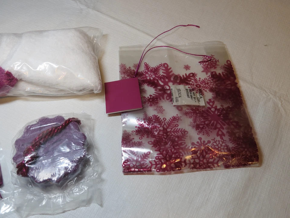 1 par de calcetines blancos con rosas 1 piedra pómez 1 bolsa de regalo con etiqueta y corbata C1008;; Foto 3 de 3