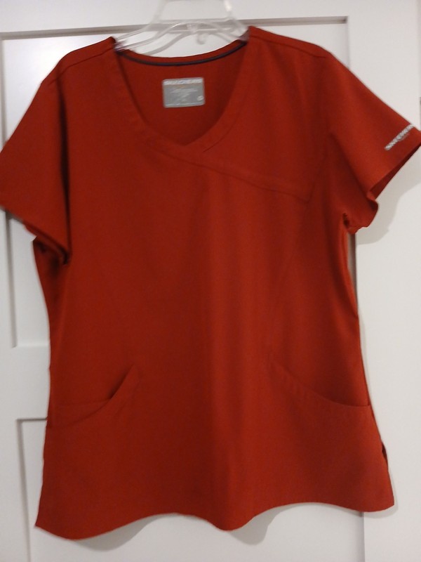Skechers by Barco XL Women's Red Short Sleeved Pocketed V-neck Scrub Top