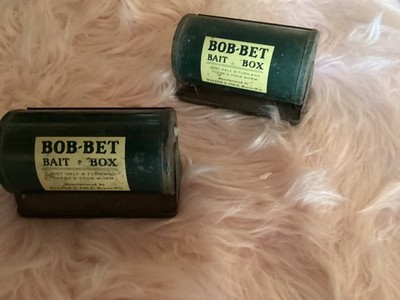 VINTAGE BOB-BET BAIT BOX FOR BELT  METAL WALTER S. COLE BEAVER WISCONSIN  2