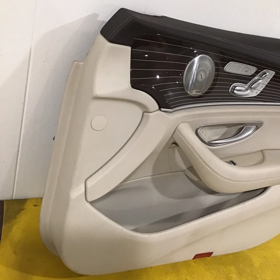 Panel interior de la puerta del lado del pasajero delantero derecho Mercedes Benz E300 2017-2019 Foto 2 de 4