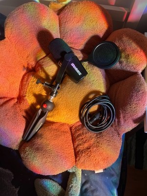 YOUTUBER BUNDLE Dynamic Mic- Shure MV7 USB XLR+ FOCUSRITE AND HEADPHONES