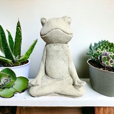 Kleiner Frosch in Yogaposition - Höhe 19cm, Breite 13cm, Tiefe 9cm