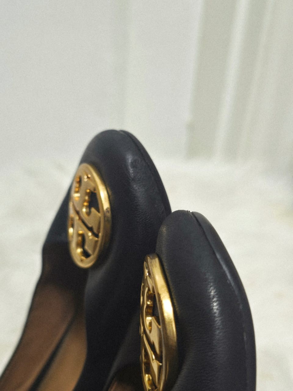 TORY BURCH Chelsea Black Leather shoe Gold Tone Logo Wedges Size 7M thumbnail 8