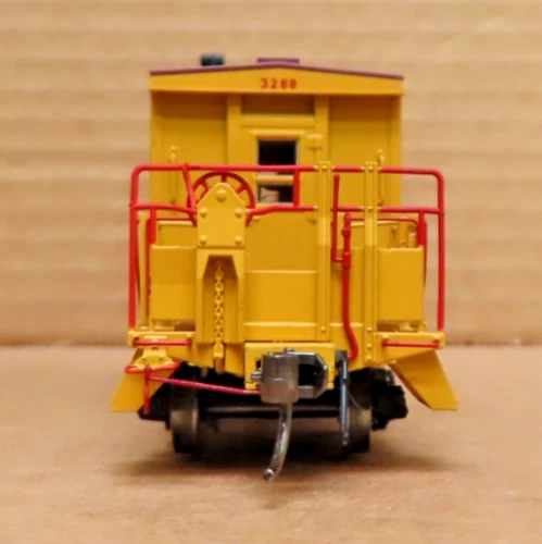 BLUFORD SHOPS UP TRANSFER CABOOSE - SHORT ROOF RD# 3288 MFR# 34390 HO SCALE - Image 2 of 4