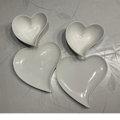 Maxwell & Williams 4-teiliges Set herzförmige Dekoschalen aus Porzellan, weiß