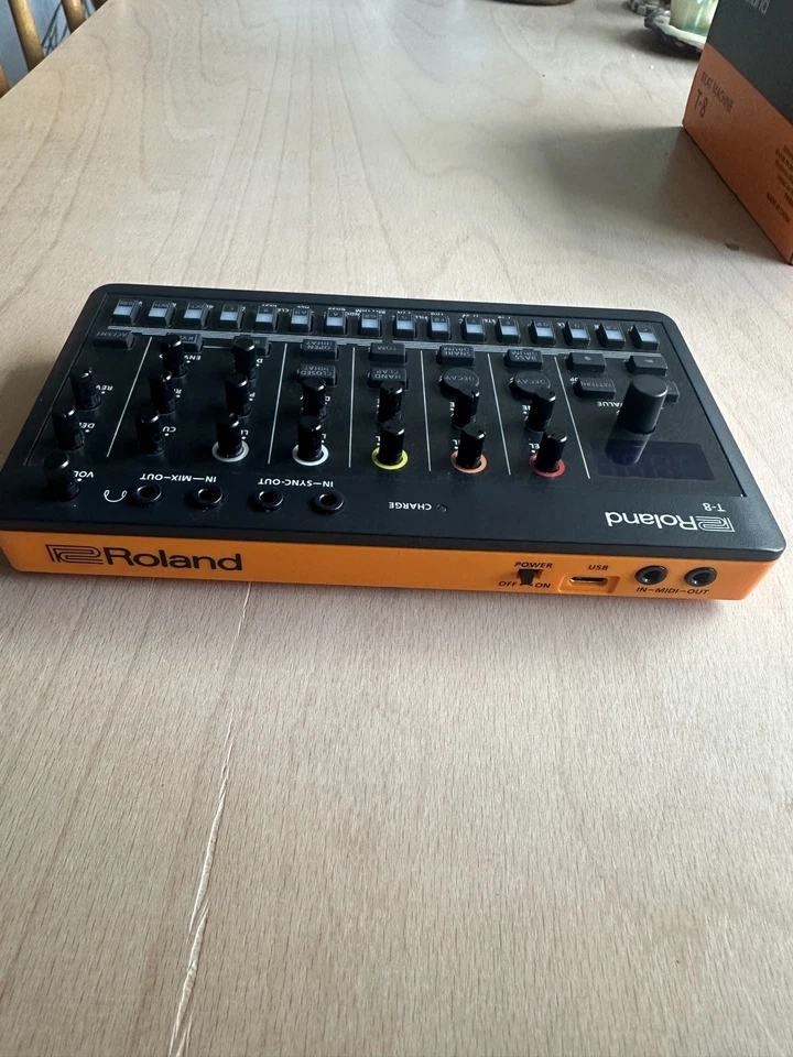 Máquina de ritmo compacta Roland T-8 Aira probada máquina de batería portátil sintetizador de bajos Foto 4 de 4