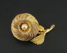 Brooch Vintage Flower Faux Pearl Gold Plate Swirl Wire Look BROOCH Pin 