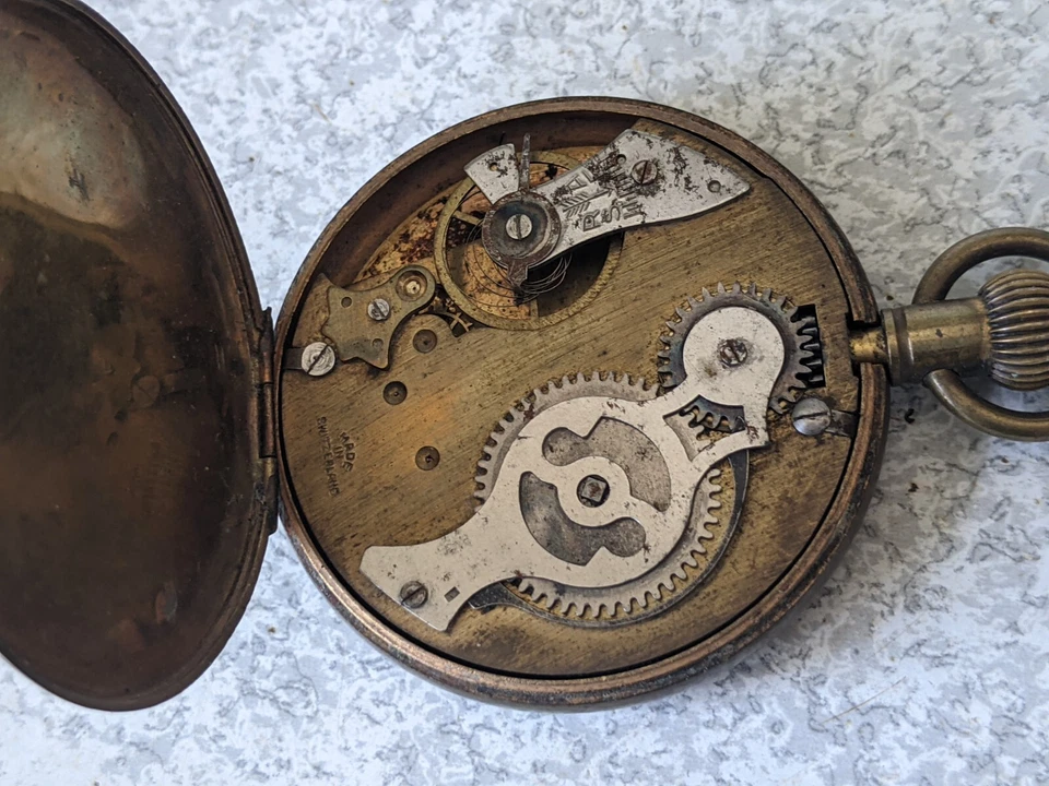 RELÓGIO DE BOLSO VINTAGE - SUÍÇO SEM PONTEIROS OU VIDRO --NÃO VAI - REPAROS DE PEÇAS DE REPOSIÇÃO - Imagem 3 de 4