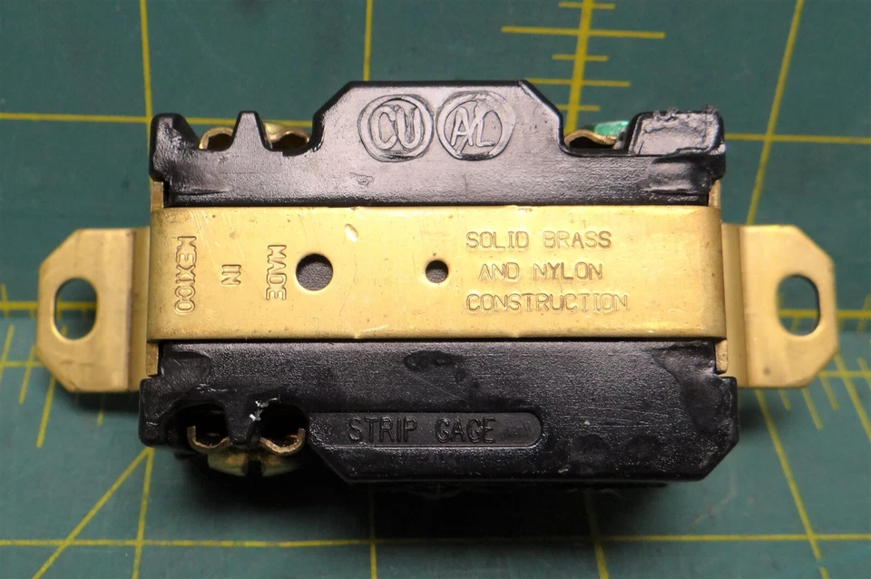 Legrand WC596/81-1 L620R Turnlock Single Receptacle 20A 250VAC 2 Poles 3 Wires - Image 4 of 4