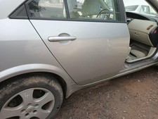 Porte arrière et accessoires Nissan PRIMERA