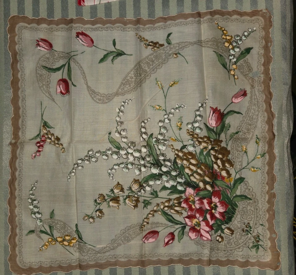 Pañuelo lirio del valle y ramo surtido de hermosas flores Foto 2 de 4