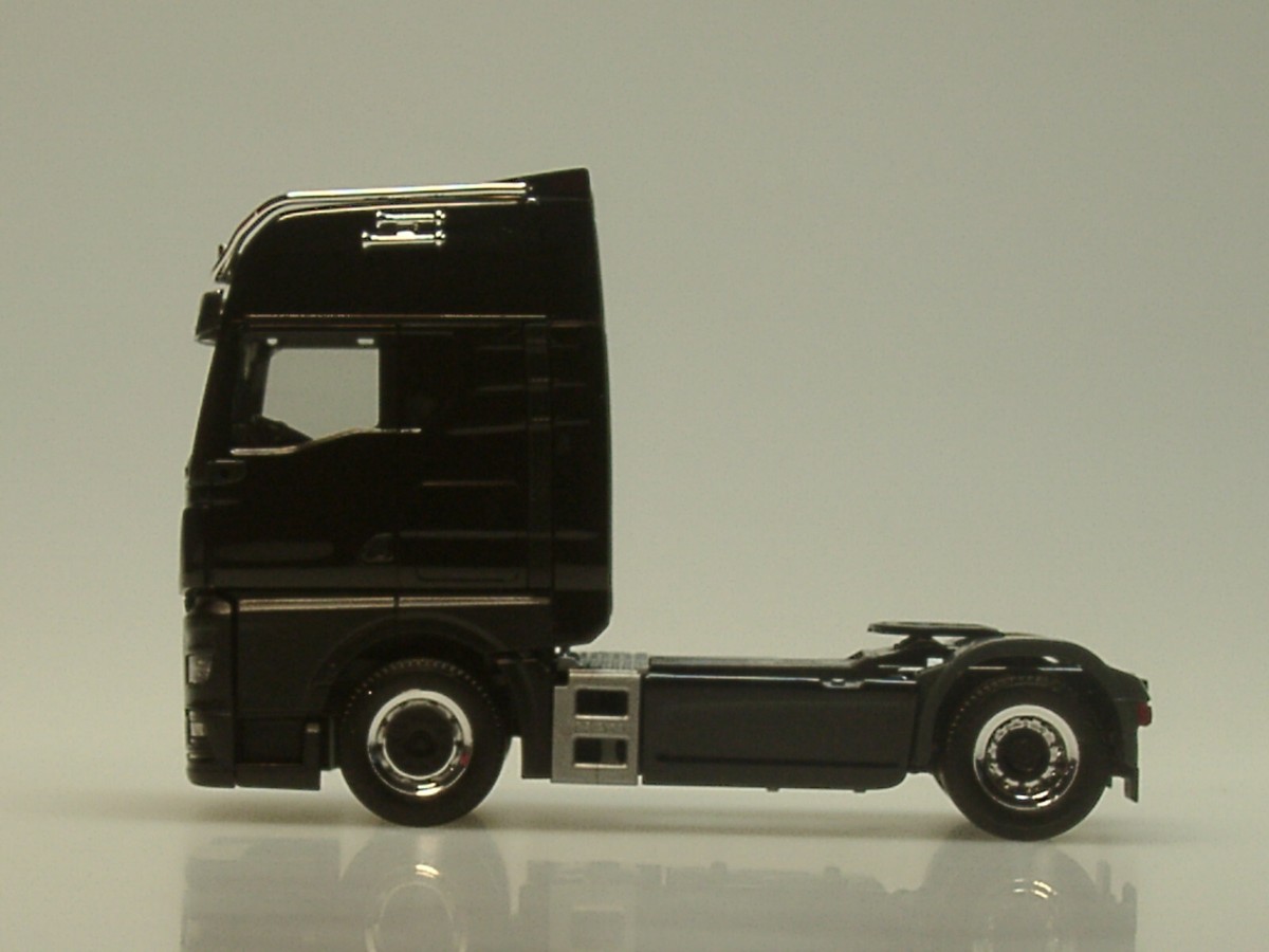 Herpa MAN TGX GX Individual Lion 2a Zugmaschine, schwarz