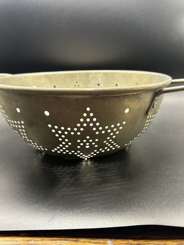 Starburst punched pattern 1950’s heavy gauge aluminum colander kitchen strainer