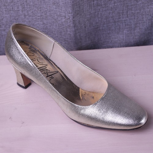 Vintage Thom McAn Pumps Womens 7B Gold Shine Nail Heel Shoes Formal Party Fun - Picture 1 of 16