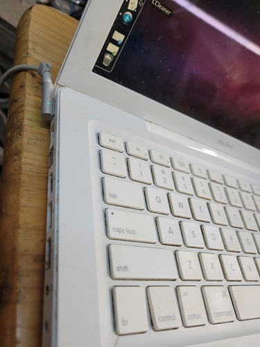 Apple Macbook 13"Laptop A1181-2.1GHz- 1GB RAM Intel Core Duo/DAMAGED SCREEN READ - 第 14/20 張圖片