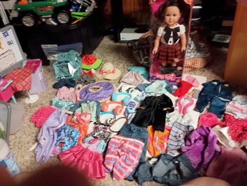 Lotto vestiti e accessori My Life And Other Doll con My Life Doll