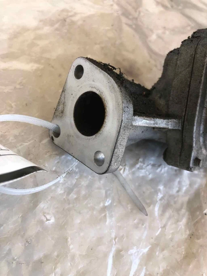 Mercedes Benz Clase C C300 2011 conjunto de válvula de recirculación de gases de escape EGR Foto 4 de 4