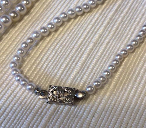 Vintage Single Strand Graduated Faux Pearl Necklace Japan 17.5” - Picture 3 of 5