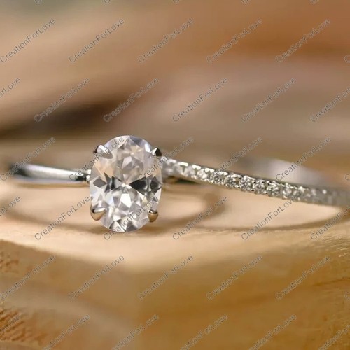 Conjunto de anillo nupcial de pareja de compromiso de moissanita de corte ovalado de 2 quilates enchapado en oro blanco de 14 quilates - Imagen 5 de 9