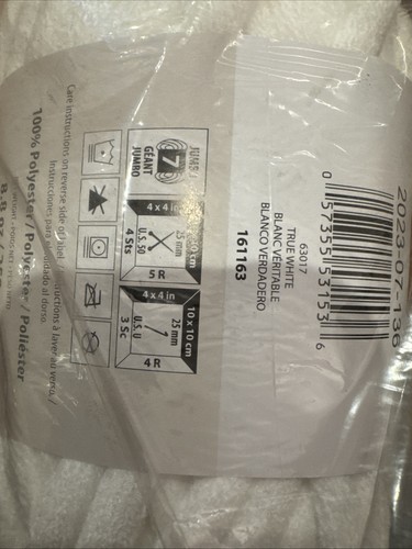 Yarnspirations Bernat Plüsch Big Yarn Super Bulky Blush True White 8,8 Oz. - Bild 3 von 3