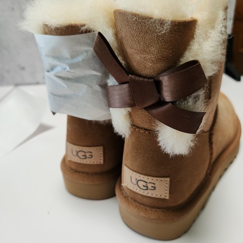 NUOVI stivali Ugg 1016501 Mini Bailey Bow II taglia 7 pelle di pecora foderata in sherpa castagno