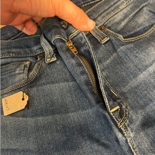 Pantalones de mezclilla ajustados HUDSON Colette tiro medio lavado oscuro dobladillo talla 27 - Imagen 6 de 7