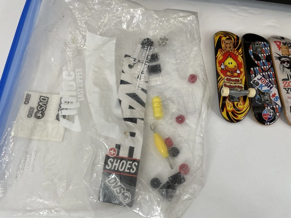 Lote de tableros Tech Deck con algunos accesorios y vitrina de almacenamiento Foto 2 de 4