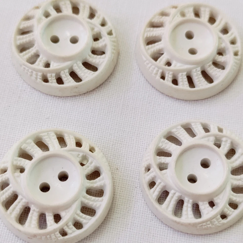 Lote De 13 Botones Blanco Vintage Plástico Perforado Remolino Retro 3/4" Foto 2 de 4