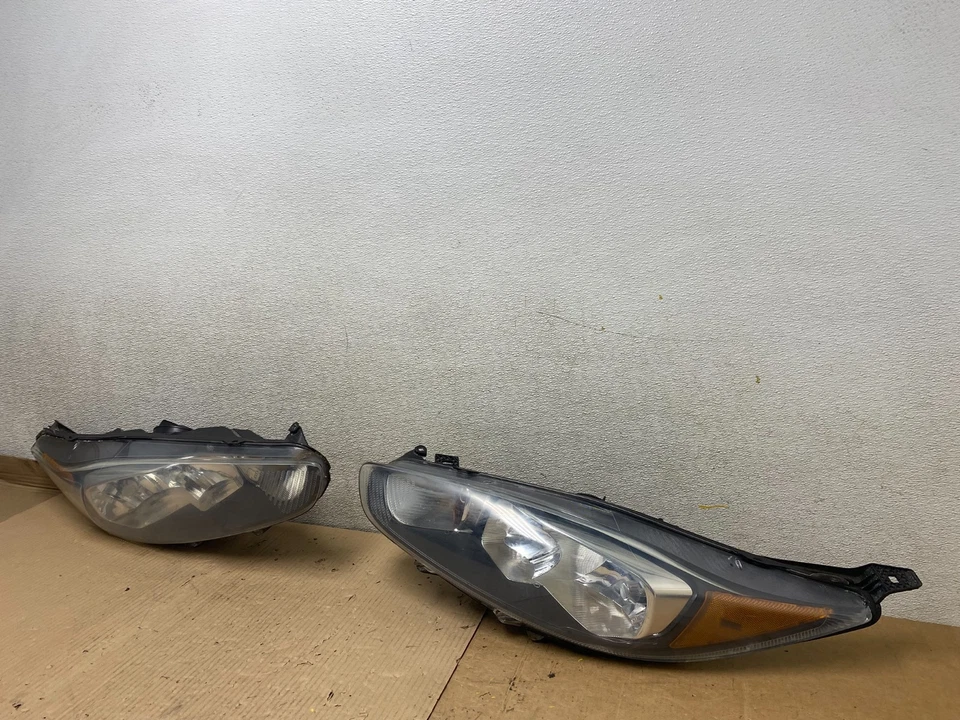 Faros halógenos izquierdo+derecho Ford Fiesta 2014 a 2019 OEM U2639 DW Foto 2 de 4
