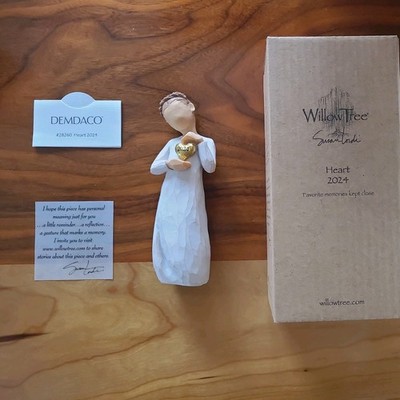 Willow Tree Demdaco Heart - Favorite Memories Kept Close 2024 Figurine NEW 28260