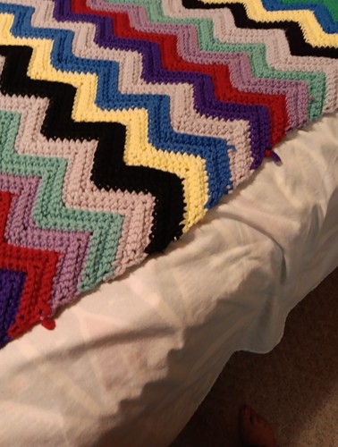 VINTAGE Hand Crocheted ZigZag Pattern BLANKET AFGHAN THROW 50.5x49” 70's - Picture 4 of 6