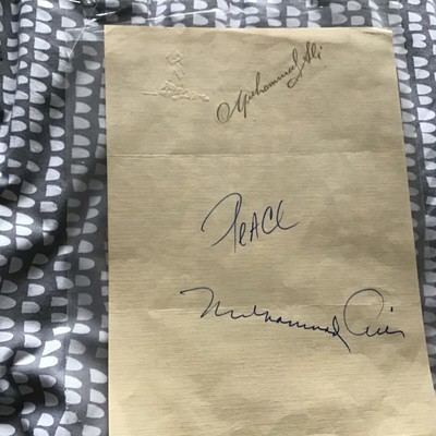 MUHAMMAD ALI HAND VINTAGE SIGNATUR AUF EIGENEM BRIEFPAPIER 