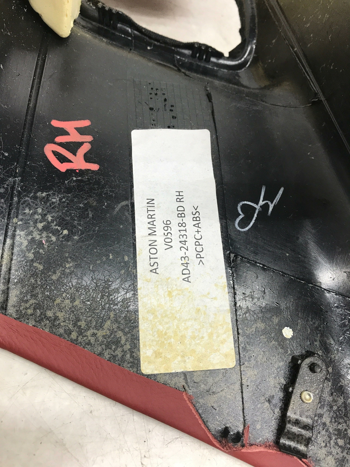 ASTON MARTIN RAPIDE RIGHT UPPER B-PILLAR TRIM PANEL COVER RED AD43-24318-BD OEM