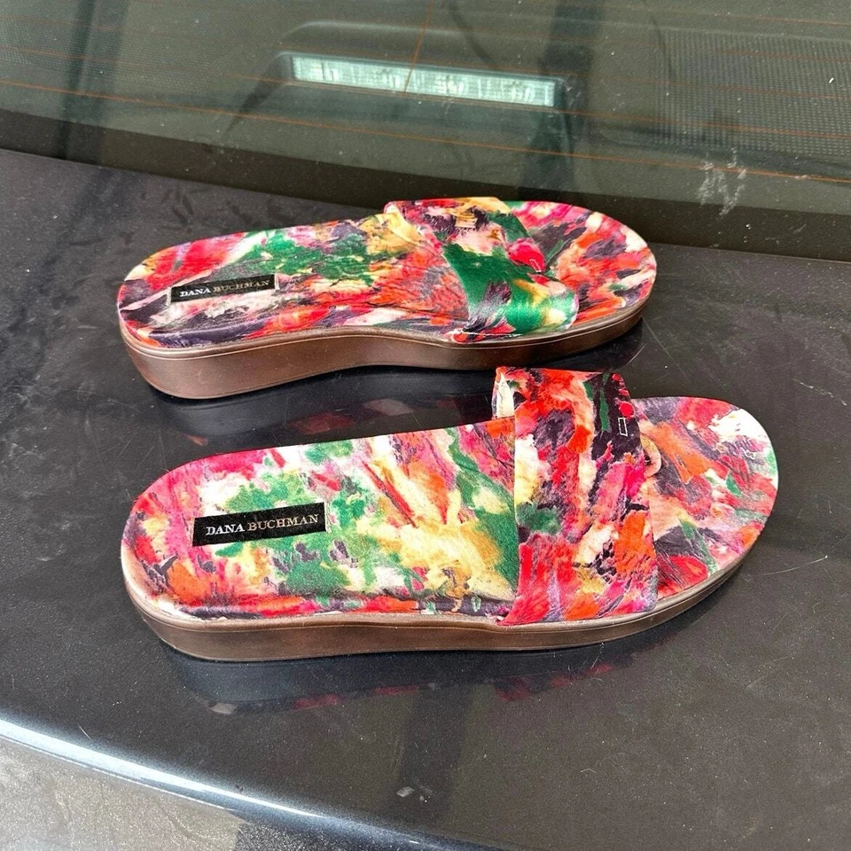 Sandalias de tanga Dana Buchman Payder con plataforma floral para mujer talla 9 Foto 3 de 4