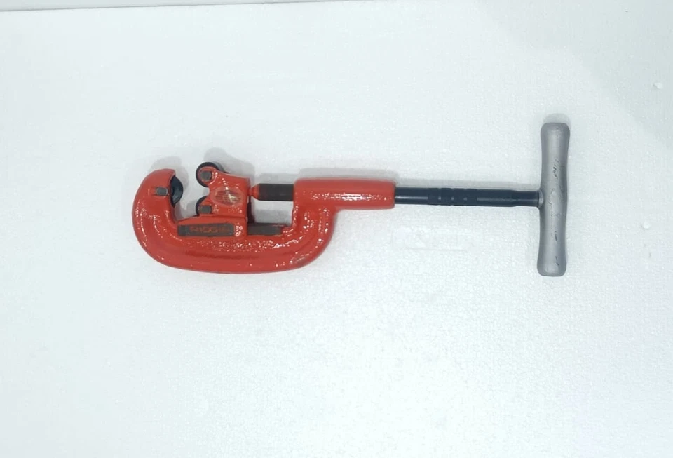 RIDGID 32820 MODEL 2-A MANUAL PIPE CUTTER 1/8" TO 2" HEAVY DUTY TOOL MADEIN USA - Image 3 of 4