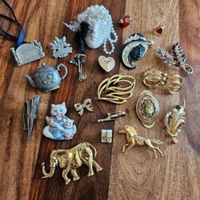 Vintage Brooch Pin Lot Novelty Elephant Horse Cat Teapot Cameo 21 pc Assorted