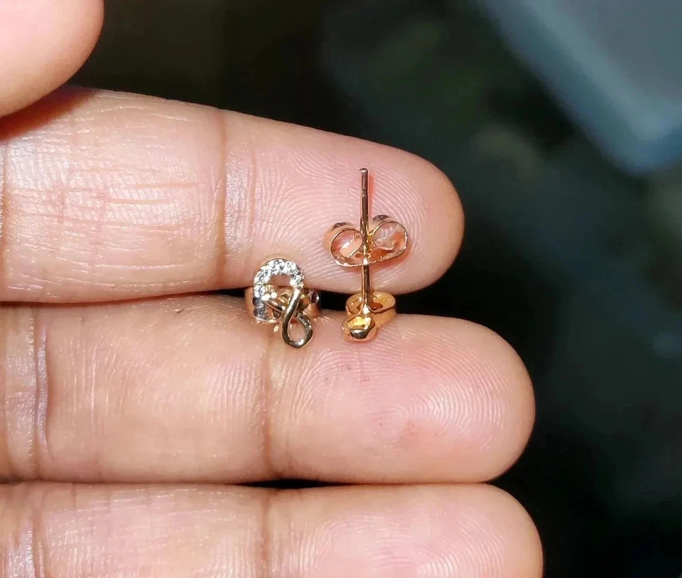 Aretes con nudo infinito de diamantes de corte redondo de 0,50 quilates enchapados en oro rosa de 10 quilates Foto 3 de 4