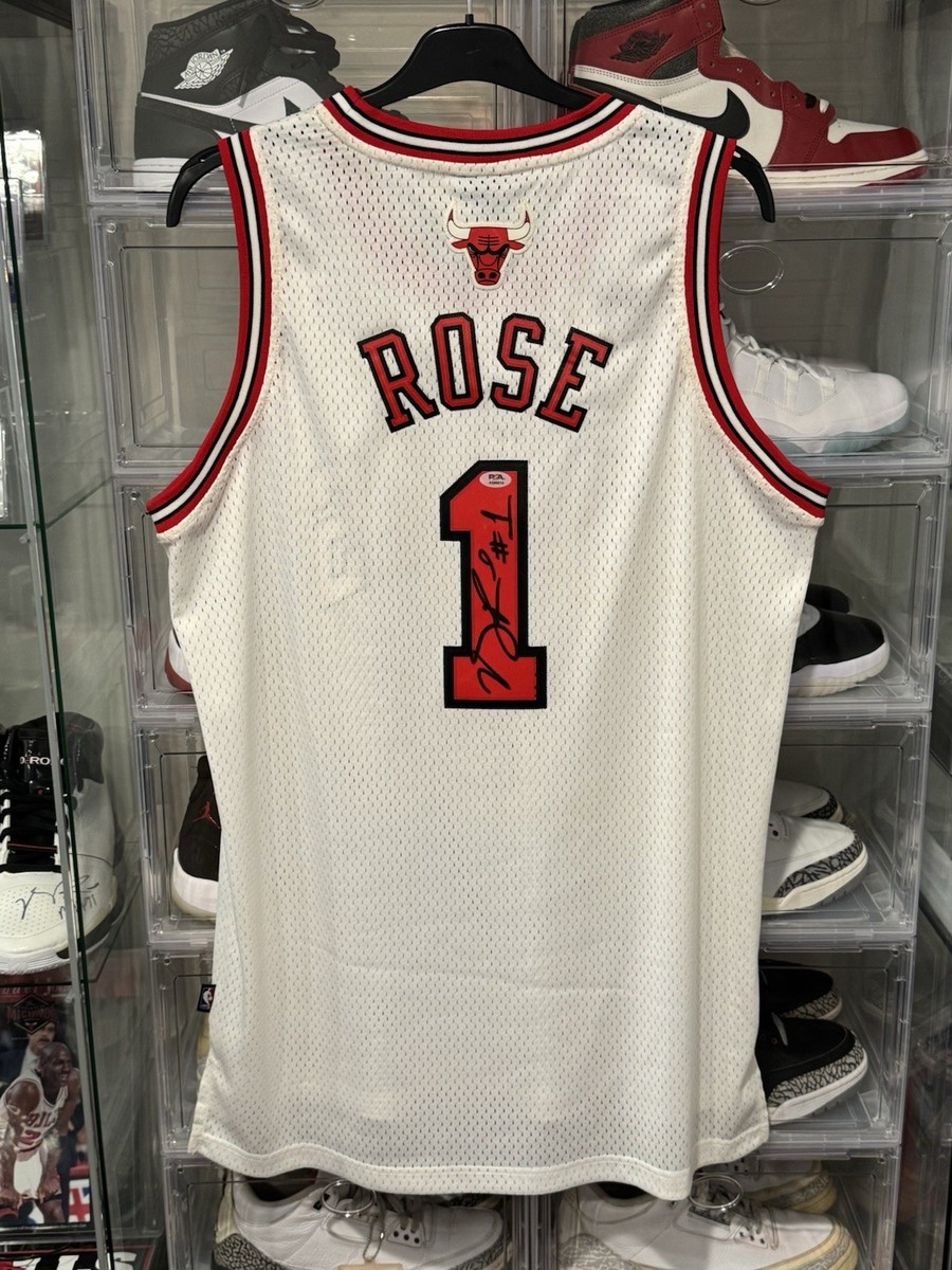 Derrick Rose signed white red Chicago Bulls Jersey Autograph PSA