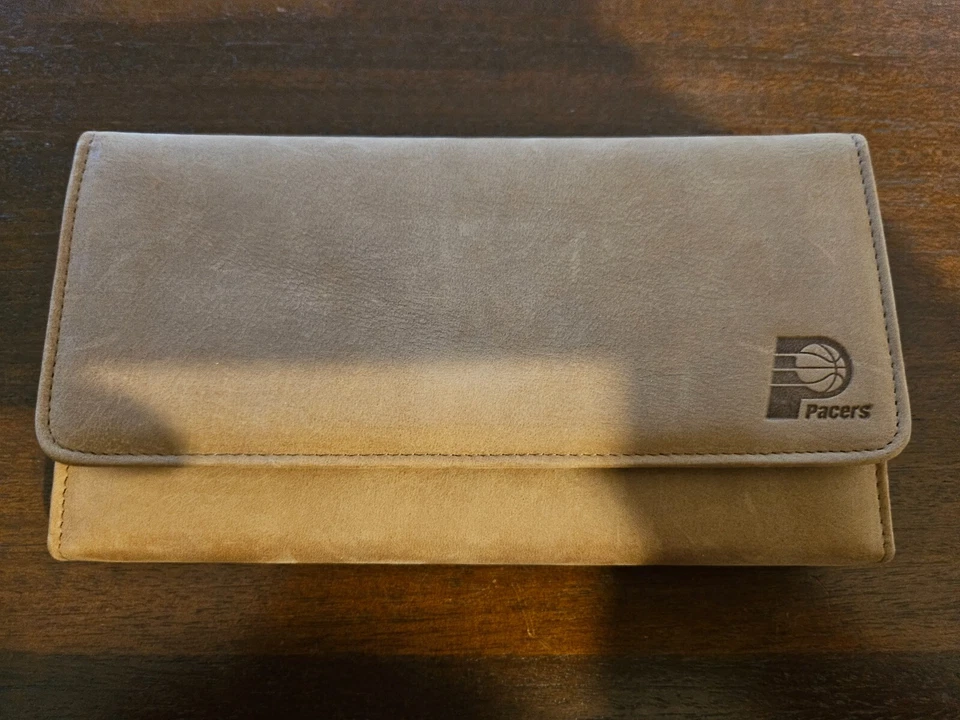 Carteira de couro em relevo Pacers licenciada pela NFL e suporte para talão de cheques NOVO - Imagem 3 de 4
