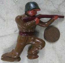 Vintage Manoil Barclay Soldier On Knee With Red Rifle Green Helmet Pod Foot